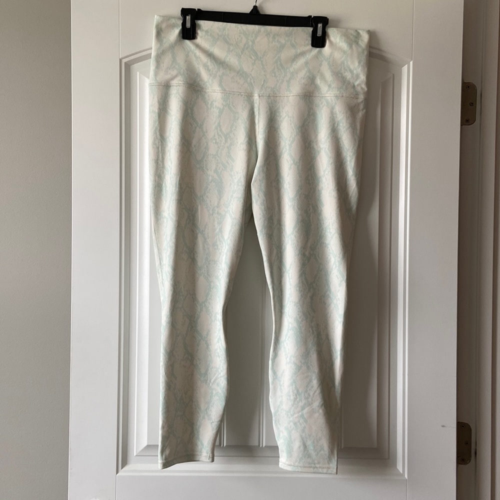 NWT PowerHold Fabletics 7/8 High Waisted Leggings